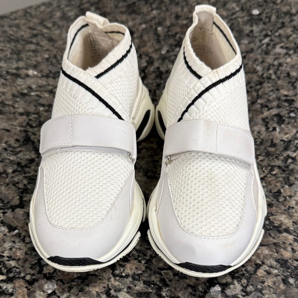 Steve Madden Slip-On Sneakers with Black Trim EUC 8.5